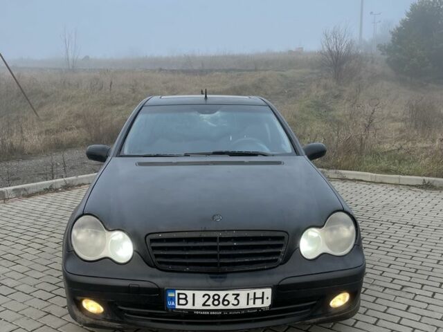 Черный Мерседес 220, объемом двигателя 2.1 л и пробегом 368 тыс. км за 2200 $, фото 1 на Automoto.ua