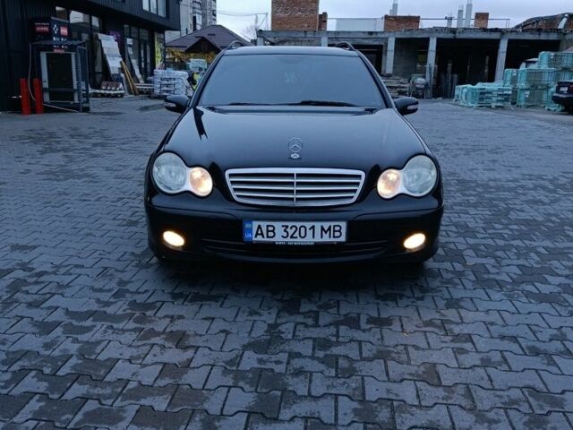 Черный Мерседес 220, объемом двигателя 2.1 л и пробегом 302 тыс. км за 3700 $, фото 1 на Automoto.ua