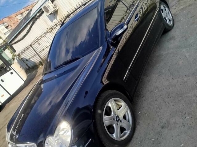 Черный Мерседес 220, объемом двигателя 2.1 л и пробегом 350 тыс. км за 6140 $, фото 1 на Automoto.ua