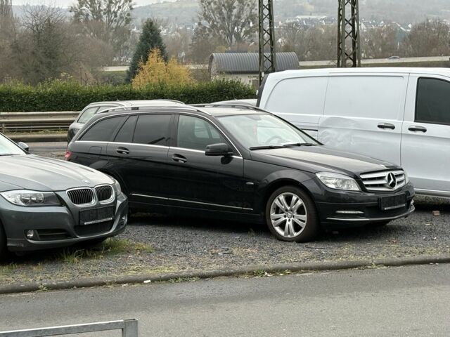 Чорний Мерседес 220, об'ємом двигуна 2.1 л та пробігом 280 тис. км за 10900 $, фото 1 на Automoto.ua
