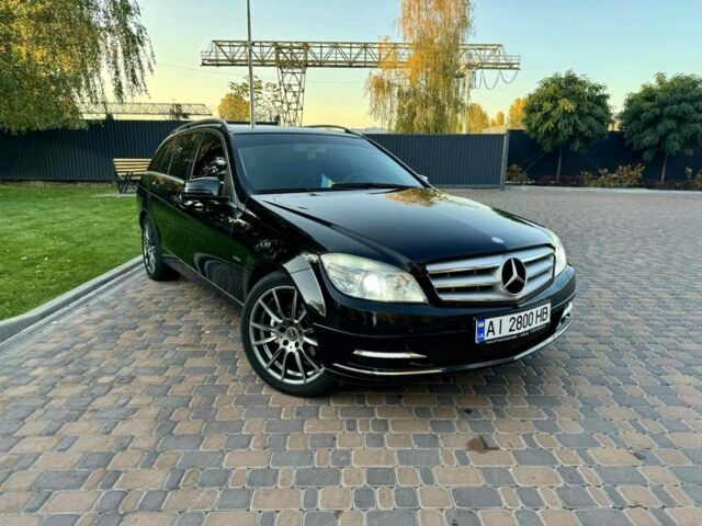 Черный Мерседес 220, объемом двигателя 2.1 л и пробегом 300 тыс. км за 8300 $, фото 1 на Automoto.ua