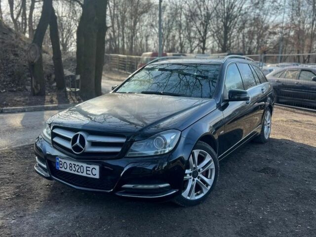 Черный Мерседес 220, объемом двигателя 2.1 л и пробегом 258 тыс. км за 11000 $, фото 1 на Automoto.ua