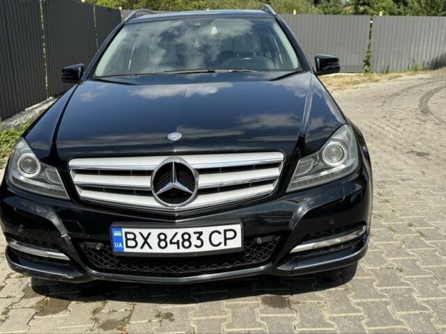 Чорний Мерседес 220, об'ємом двигуна 2.1 л та пробігом 273 тис. км за 11000 $, фото 1 на Automoto.ua