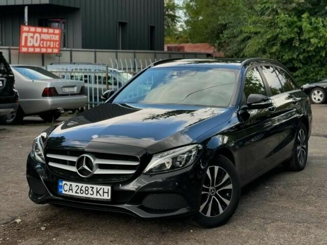 Черный Мерседес 220, объемом двигателя 2.2 л и пробегом 340 тыс. км за 16700 $, фото 1 на Automoto.ua