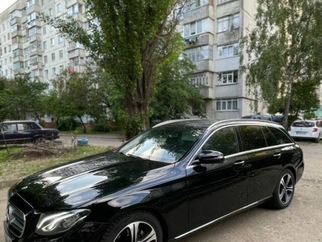 Черный Мерседес 220, объемом двигателя 2 л и пробегом 220 тыс. км за 21500 $, фото 1 на Automoto.ua