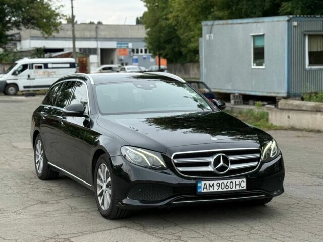 Черный Мерседес 220, объемом двигателя 2 л и пробегом 1 тыс. км за 18999 $, фото 1 на Automoto.ua