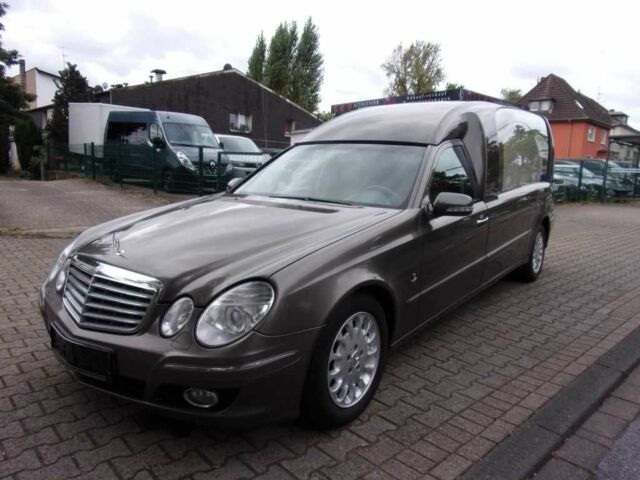 Коричневый Мерседес 220, объемом двигателя 2.2 л и пробегом 238 тыс. км за 33678 $, фото 1 на Automoto.ua