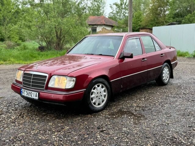 Красный Мерседес 220, объемом двигателя 2 л и пробегом 250 тыс. км за 2400 $, фото 1 на Automoto.ua