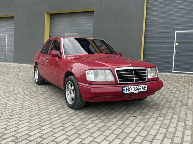 Красный Мерседес 220, объемом двигателя 2.2 л и пробегом 448 тыс. км за 4150 $, фото 1 на Automoto.ua