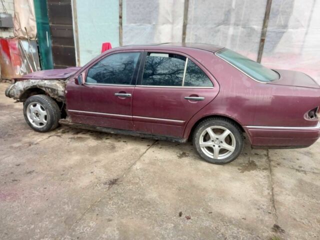 Червоний Мерседес 220, об'ємом двигуна 2.3 л та пробігом 100 тис. км за 250 $, фото 1 на Automoto.ua