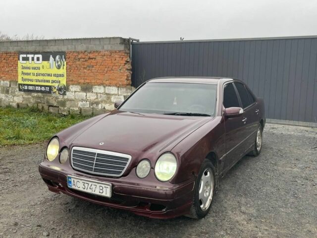 Красный Мерседес 220, объемом двигателя 2.7 л и пробегом 400 тыс. км за 2700 $, фото 1 на Automoto.ua