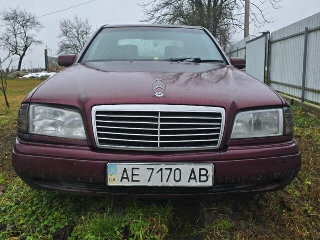 Червоний Мерседес 220, об'ємом двигуна 2.2 л та пробігом 360 тис. км за 1700 $, фото 1 на Automoto.ua