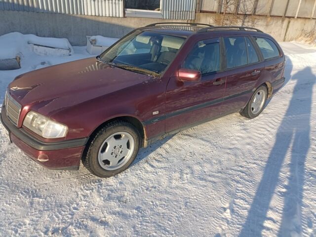 Червоний Мерседес 220, об'ємом двигуна 0 л та пробігом 40 тис. км за 1700 $, фото 1 на Automoto.ua