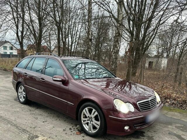 Красный Мерседес 220, объемом двигателя 2.2 л и пробегом 320 тыс. км за 2650 $, фото 1 на Automoto.ua