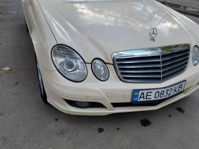 Желтый Мерседес 220, объемом двигателя 2.1 л и пробегом 300 тыс. км за 4500 $, фото 1 на Automoto.ua