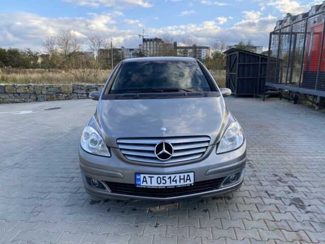 Серый Мерседес 220, объемом двигателя 2 л и пробегом 392 тыс. км за 4500 $, фото 1 на Automoto.ua