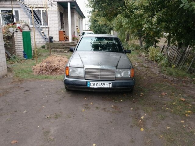Серый Мерседес 220, объемом двигателя 2.3 л и пробегом 350 тыс. км за 1069 $, фото 1 на Automoto.ua
