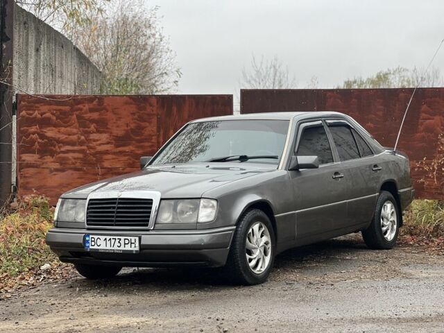 Серый Мерседес 220, объемом двигателя 2.3 л и пробегом 300 тыс. км за 1800 $, фото 1 на Automoto.ua