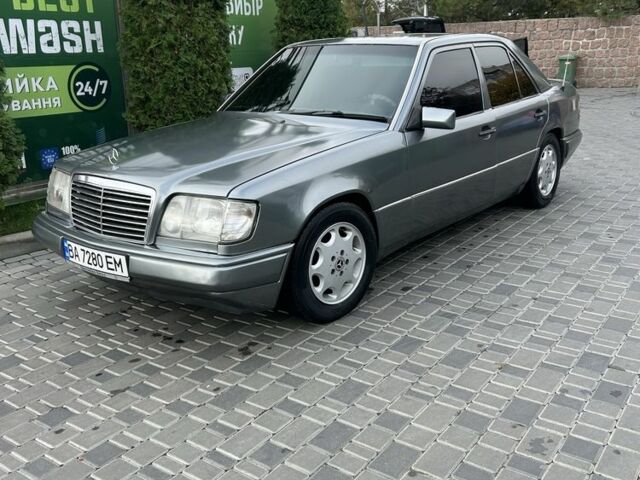 Серый Мерседес 220, объемом двигателя 2.2 л и пробегом 497 тыс. км за 3476 $, фото 1 на Automoto.ua
