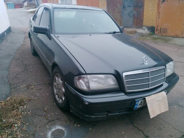 Серый Мерседес 220, объемом двигателя 2.2 л и пробегом 333 тыс. км за 1200 $, фото 1 на Automoto.ua