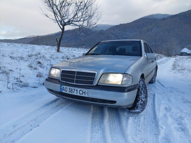 Серый Мерседес 220, объемом двигателя 2.2 л и пробегом 1 тыс. км за 3200 $, фото 1 на Automoto.ua