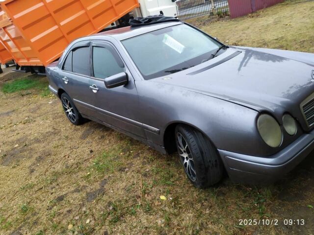 Серый Мерседес 220, объемом двигателя 2.2 л и пробегом 270 тыс. км за 2200 $, фото 1 на Automoto.ua