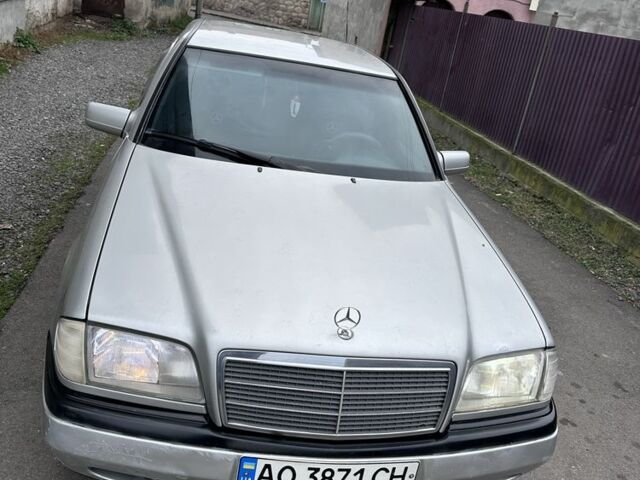 Серый Мерседес 220, объемом двигателя 2.2 л и пробегом 228 тыс. км за 2350 $, фото 1 на Automoto.ua