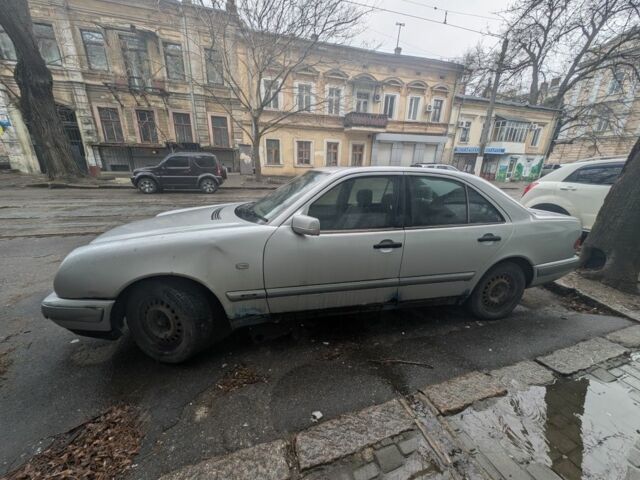 Серый Мерседес 220, объемом двигателя 0 л и пробегом 200 тыс. км за 1100 $, фото 1 на Automoto.ua