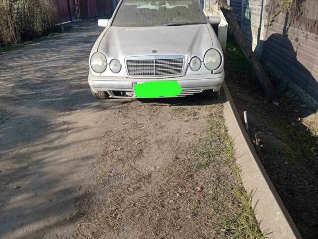 Серый Мерседес 220, объемом двигателя 0 л и пробегом 2 тыс. км за 1000 $, фото 1 на Automoto.ua