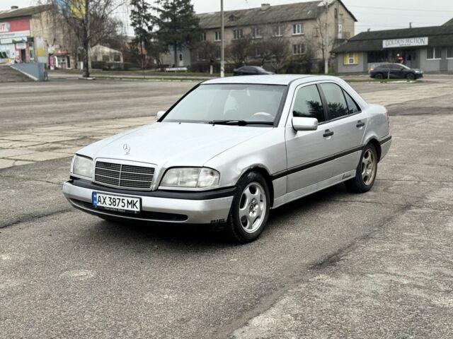 Серый Мерседес 220, объемом двигателя 2.2 л и пробегом 300 тыс. км за 1999 $, фото 1 на Automoto.ua