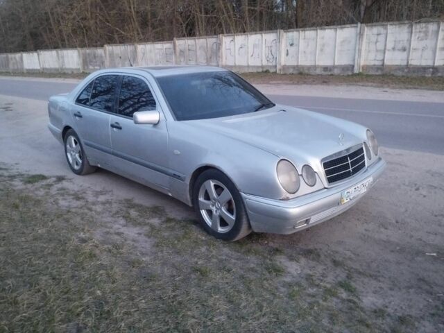 Серый Мерседес 220, объемом двигателя 2 л и пробегом 400 тыс. км за 2100 $, фото 1 на Automoto.ua