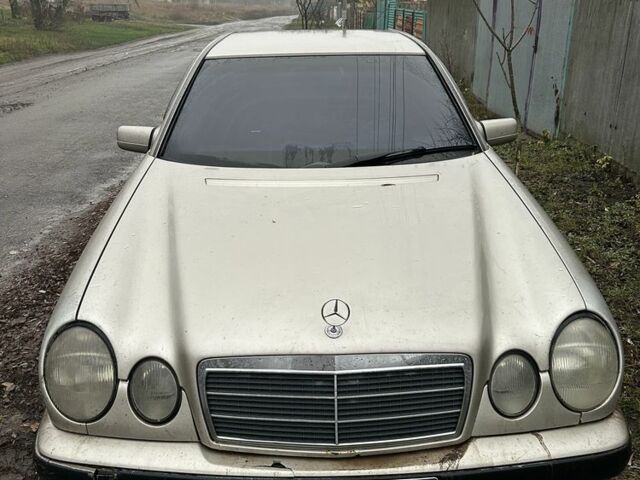 Сірий Мерседес 220, об'ємом двигуна 2.2 л та пробігом 300 тис. км за 2143 $, фото 1 на Automoto.ua