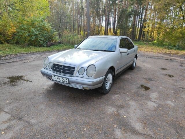 Серый Мерседес 220, объемом двигателя 2 л и пробегом 350 тыс. км за 1800 $, фото 1 на Automoto.ua