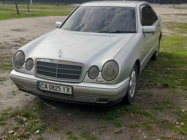 Серый Мерседес 220, объемом двигателя 2.9 л и пробегом 370 тыс. км за 4300 $, фото 1 на Automoto.ua