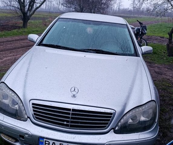 Серый Мерседес 220, объемом двигателя 5 л и пробегом 300 тыс. км за 4000 $, фото 1 на Automoto.ua