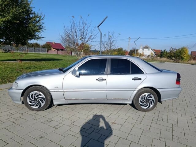 Серый Мерседес 220, объемом двигателя 2.2 л и пробегом 342 тыс. км за 3500 $, фото 1 на Automoto.ua