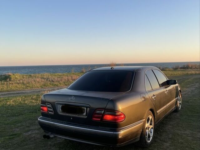 Сірий Мерседес 220, об'ємом двигуна 2.2 л та пробігом 330 тис. км за 4200 $, фото 1 на Automoto.ua