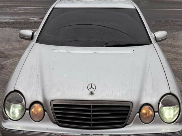 Сірий Мерседес 220, об'ємом двигуна 2.2 л та пробігом 360 тис. км за 2800 $, фото 1 на Automoto.ua