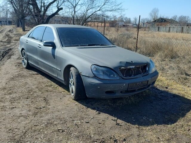 Серый Мерседес 220, объемом двигателя 3.2 л и пробегом 200 тыс. км за 1600 $, фото 1 на Automoto.ua