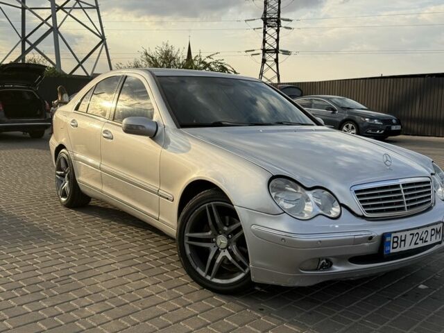 Серый Мерседес 220, объемом двигателя 2.1 л и пробегом 390 тыс. км за 5000 $, фото 1 на Automoto.ua