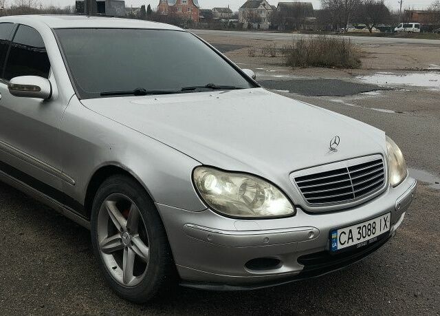 Серый Мерседес 220, объемом двигателя 5.8 л и пробегом 299 тыс. км за 3499 $, фото 1 на Automoto.ua