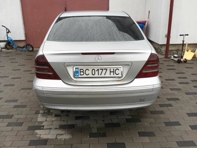 Серый Мерседес 220, объемом двигателя 2.1 л и пробегом 333 тыс. км за 3300 $, фото 1 на Automoto.ua