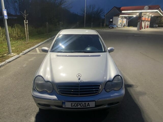 Серый Мерседес 220, объемом двигателя 2.1 л и пробегом 397 тыс. км за 3300 $, фото 1 на Automoto.ua