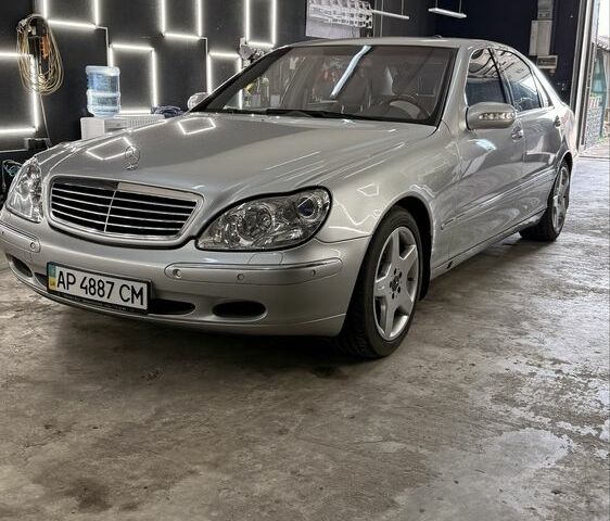 Сірий Мерседес 220, об'ємом двигуна 5 л та пробігом 240 тис. км за 7029 $, фото 1 на Automoto.ua
