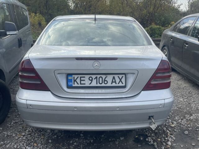 Серый Мерседес 220, объемом двигателя 2.1 л и пробегом 330 тыс. км за 1996 $, фото 1 на Automoto.ua