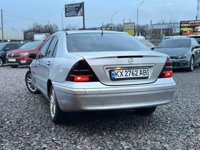 Серый Мерседес 220, объемом двигателя 2.1 л и пробегом 320 тыс. км за 3800 $, фото 1 на Automoto.ua