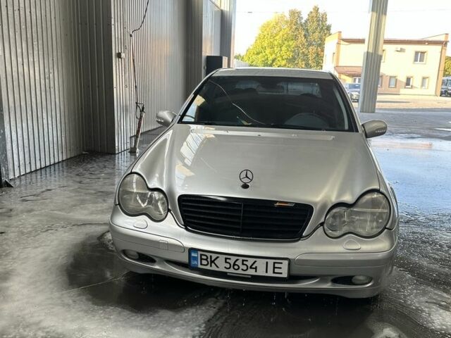 Сірий Мерседес 220, об'ємом двигуна 2.2 л та пробігом 381 тис. км за 4017 $, фото 1 на Automoto.ua