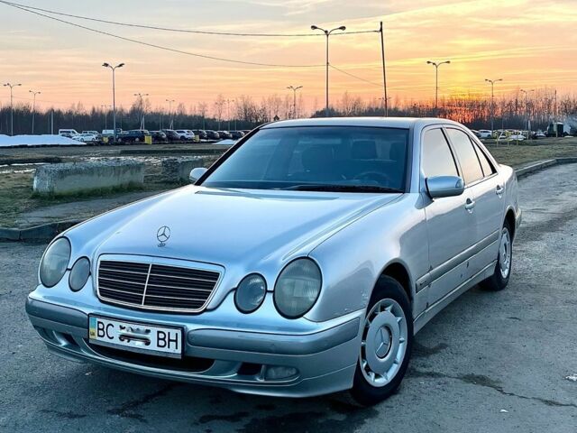 Серый Мерседес 220, объемом двигателя 2.2 л и пробегом 322 тыс. км за 3899 $, фото 1 на Automoto.ua