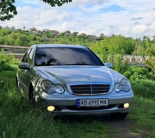 Серый Мерседес 220, объемом двигателя 2.1 л и пробегом 320 тыс. км за 4200 $, фото 1 на Automoto.ua