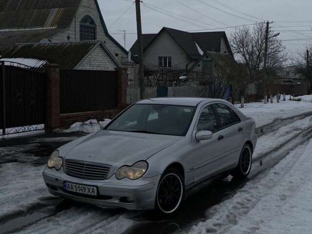Серый Мерседес 220, объемом двигателя 2.1 л и пробегом 600 тыс. км за 3999 $, фото 1 на Automoto.ua